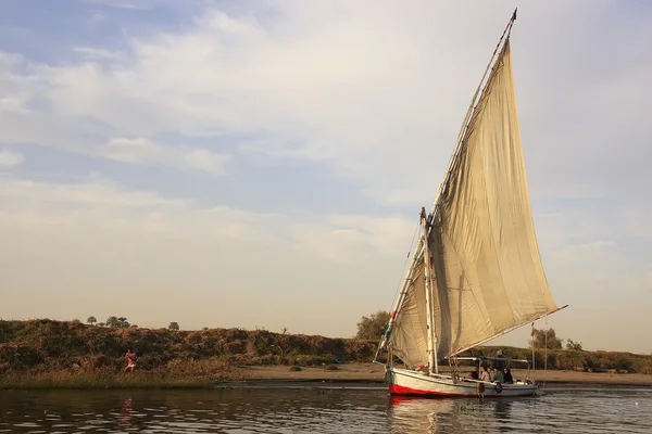 Barcos Felucca navegando por el río Nilo, Luxor — Foto de Stock