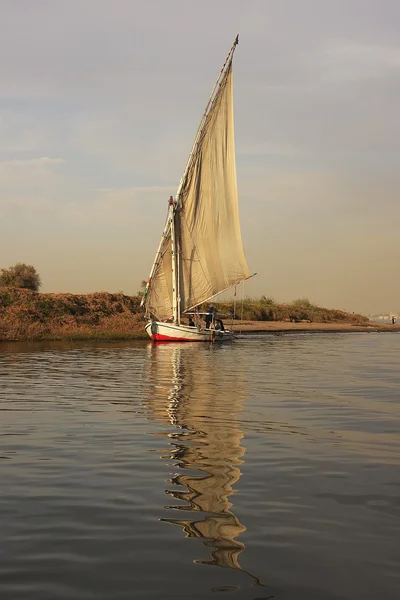 桅船航行在尼罗河流域，卢克索 — 图库照片