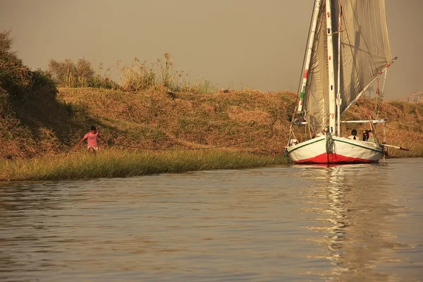 Barche a vela Felucca sul fiume Nilo, Luxor — Foto Stock