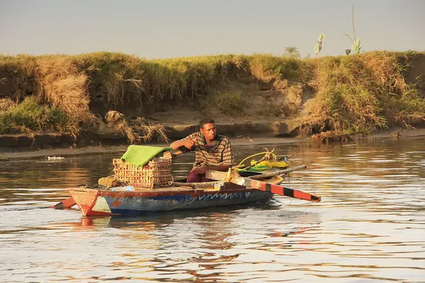 Local man paddling boat on the Nile river, Luxor — Stock Photo, Image