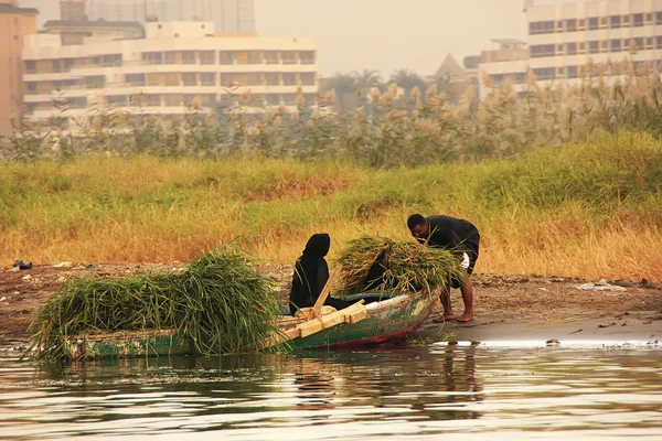 Lokale mensen krijgen in de boot op de rivier van de Nijl, luxor — Stockfoto
