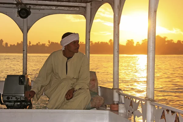 Egyptská kapitán řídit člun na řece Nilu v západu slunce, l — Stock fotografie