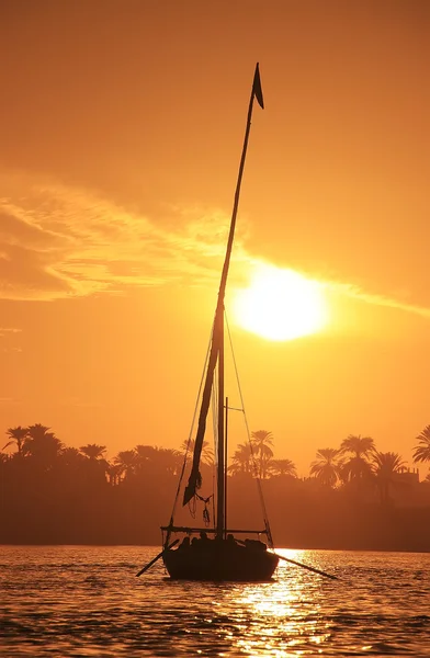 Barco Felucca navegando por el río Nilo al atardecer, Luxor — Foto de Stock