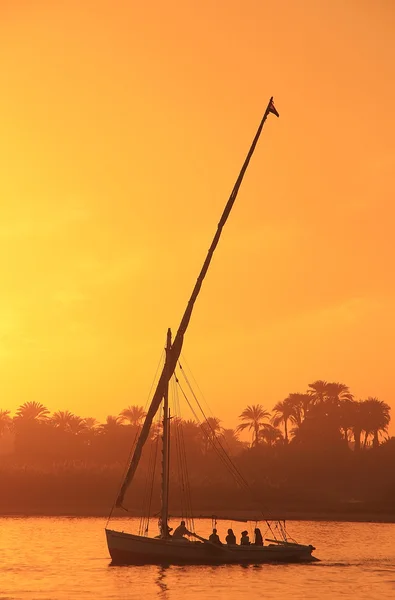 Felucca båt segla på Nilen i solnedgången, luxor — Stockfoto