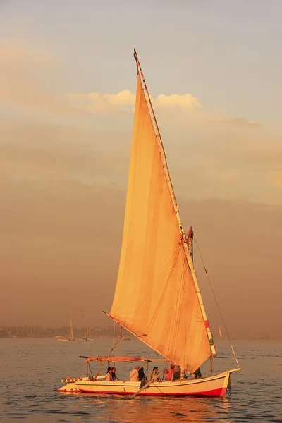 Felucca-Boot auf dem Nil bei Sonnenuntergang, Luxus — Stockfoto