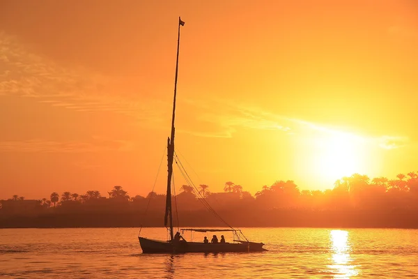Rejs feluką żeglarstwo na Nilu w zachód słońca, luxor — Zdjęcie stockowe