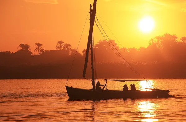 Felucca boat sailing on the Nile river at sunset, Luxor — Stock Photo, Image