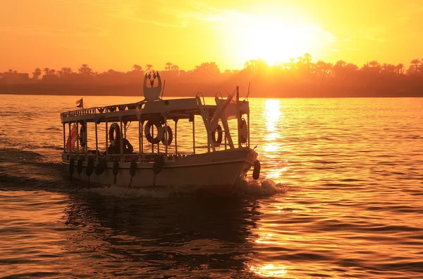 Barco navegando por el río Nilo al atardecer, Luxor — Foto de Stock