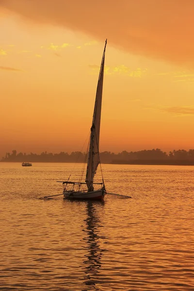 Barco Felucca navegando por el río Nilo al atardecer, Luxor — Foto de Stock