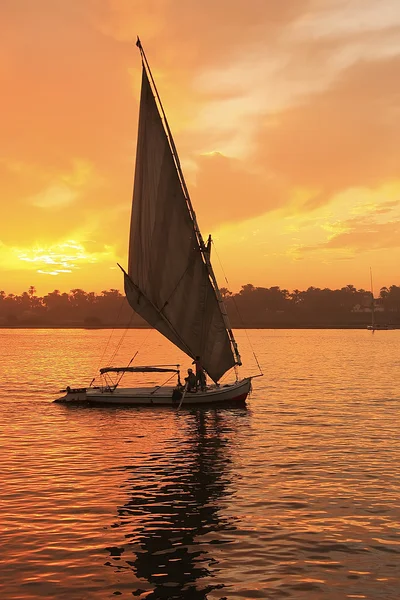 Barco Felucca navegando no rio Nilo ao pôr do sol, Luxor — Fotografia de Stock