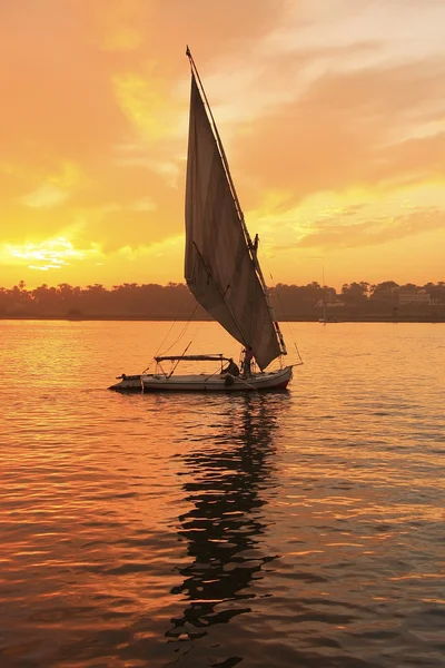 Barco Felucca navegando por el río Nilo al atardecer, Luxor — Foto de Stock