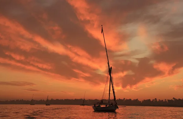 日落时分，卢克索尼罗河河上航行的三桅帆船 — 图库照片