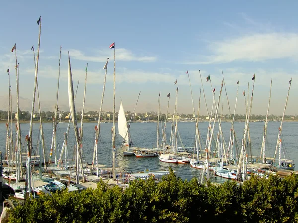 Segelboote am Ufer des Flusses Luxor, Ägypten — Stockfoto