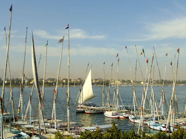 Segelboote am Ufer des Flusses Luxor, Ägypten — Stockfoto