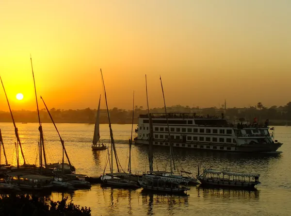 Feluką łodzie w porcie w zachód słońca, luxor — Zdjęcie stockowe