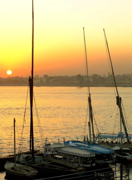 Feluką łodzie w porcie w zachód słońca, luxor — Zdjęcie stockowe