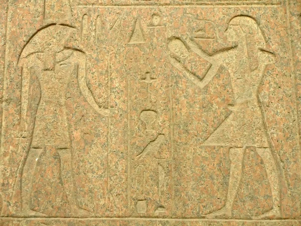 Oude hiërogliefen op display buiten Egyptische museum, Caïro — Stockfoto