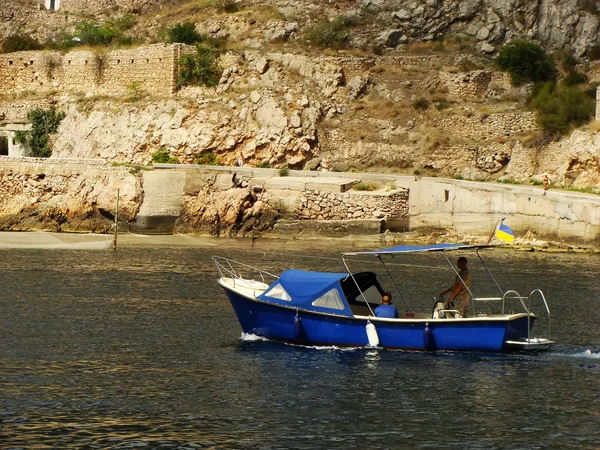 Motorbåt i balaklava bay, Krim — Stockfoto