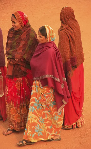 Mujeres indias en colorido sari de pie en el patio de Safdarjun —  Fotos de Stock