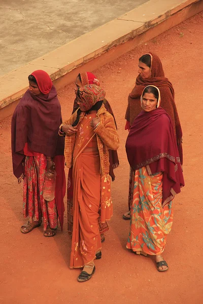Indické ženy v barevné sárí stání ve dvoře safdarjun — Stock fotografie