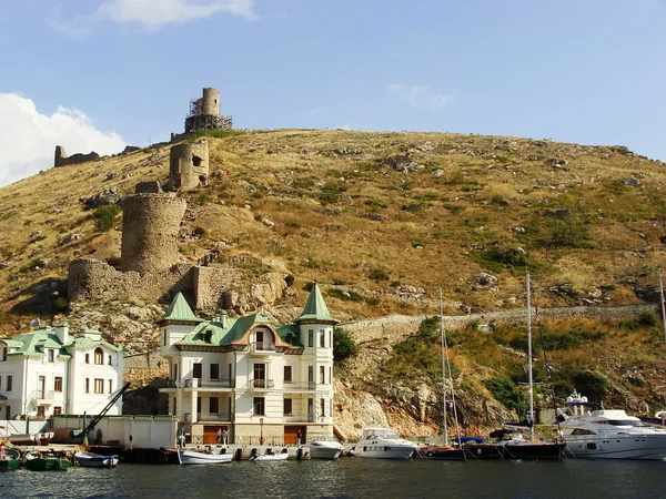 Genoese fortress Cembalo and Balaklava town, Crimea — Stock Photo, Image
