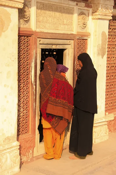 Indiska kvinnor står vid dörren på qutub minar complex, delhi — Stockfoto