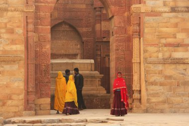 renkli elbise daimi qutub minar kompleks içinde Hintli kadın,