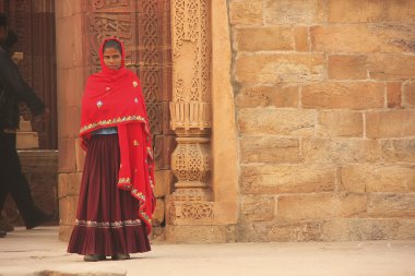renkli elbise daimi qutub minar kompleks içinde Hintli kadın,