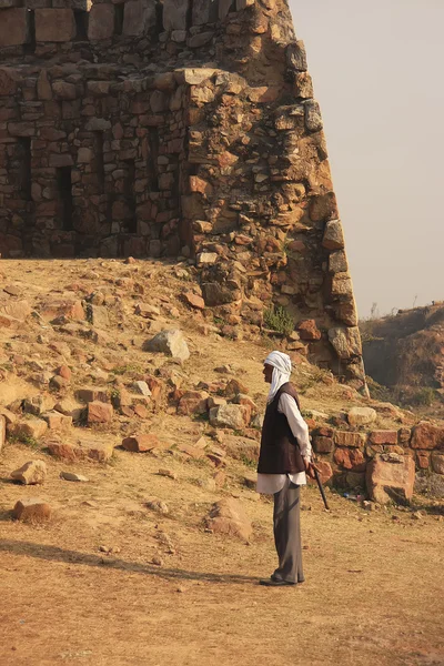 Lokale bewaker rondlopen tughlaqabad fort, new delhi — Stockfoto