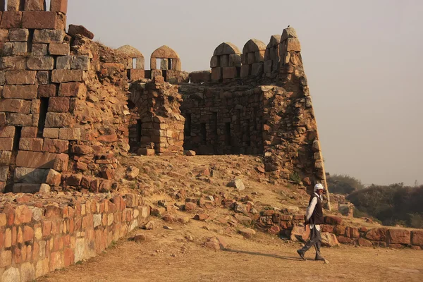 Local guard walking around Tughlaqabad Fort, New Delhi — Stock Photo, Image