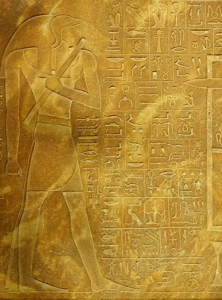 Oude hiërogliefen op display buiten Egyptische museum, Caïro — Stockfoto