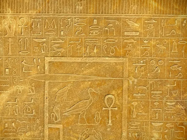 Ancient hieroglyphics on display outside Egyptian museum, Cairo — Stock Photo, Image