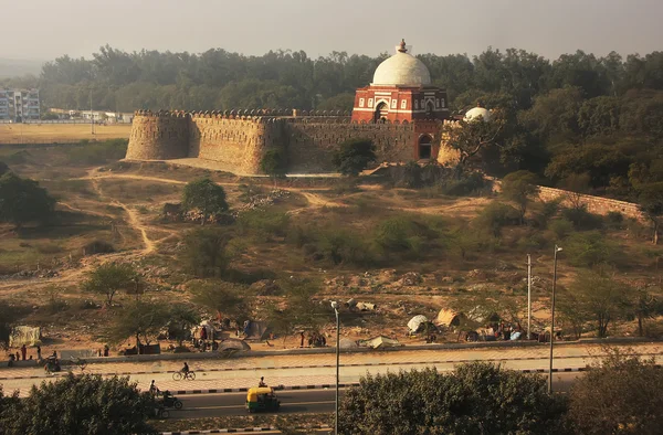 Mausoleo de Ghiyath al-Din Tughluq visto desde el Fuerte de Tughlaqabad , — Foto de Stock