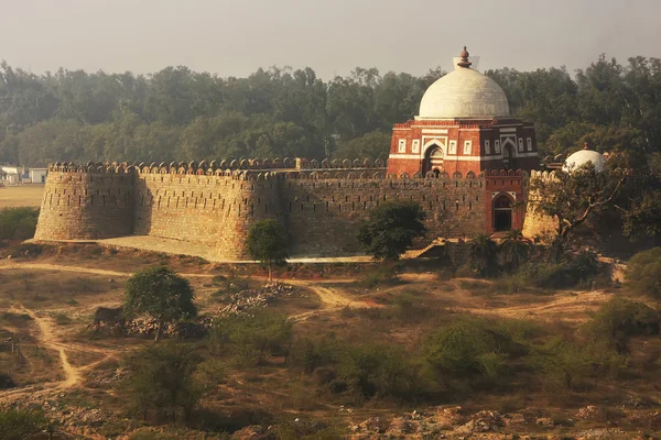 Mausoleum of Ghiyath al-Din Tughluq seen from Tughlaqabad Fort, — Stock Photo, Image