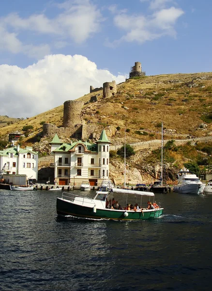 Fortaleza genovesa Cembalo y ciudad de Balaklava, Crimea —  Fotos de Stock