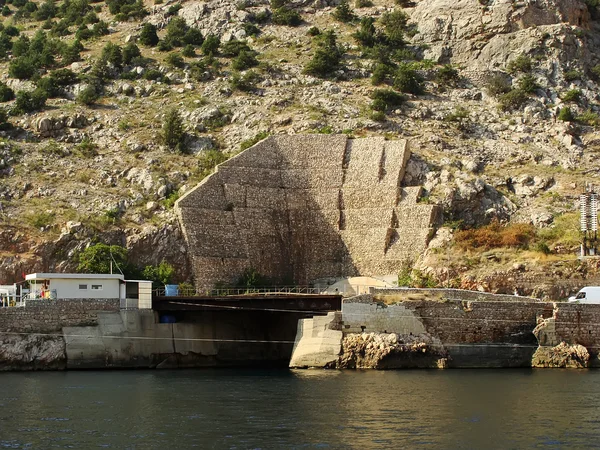 Sluiten van geheime ondergrondse onderzeeër basis, balaklava bay, crim — Stockfoto