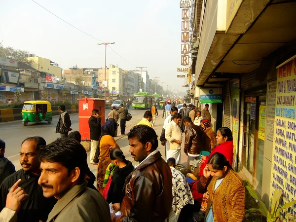 Gente esperando el autobús en la calle de Delhi — Foto de Stock