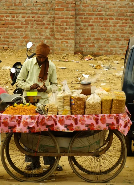 Indian man selling goods, Delhi — Stock Photo, Image