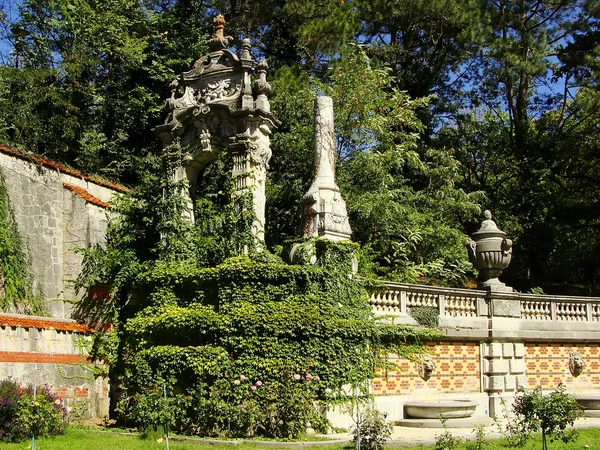 Muur met fonteinen in masandra palace, Krim-schiereiland — Stockfoto