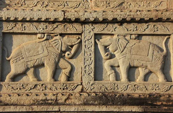 Sculpture décorative sur le mur du cénotaphe à 84 piliers, Bundi, R — Photo