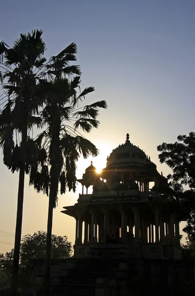 Silhouet van 84-pilaren cenotaaf bij zonsondergang, bundi, rajasthan — Stockfoto