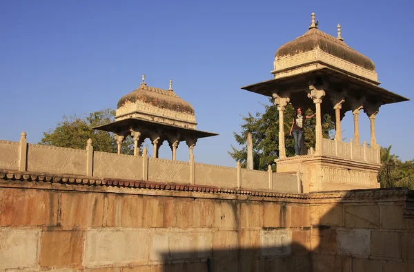 Young woman standing at Raniji ki Baori, Bundi, Rajasthan — Stock Photo, Image