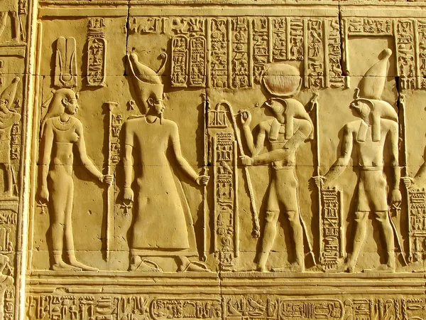 Ancient hieroglyphics on the wall of Kom Ombo temple — Stock Photo, Image