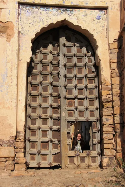 Young woman looking through big gate of Taragarh Fort, Bundi, I — Stock Photo, Image