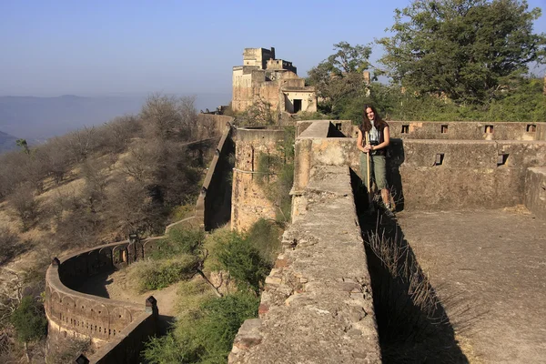 Jovem mulher em pé em Taragarh Fort, Bundi, Índia — Fotografia de Stock