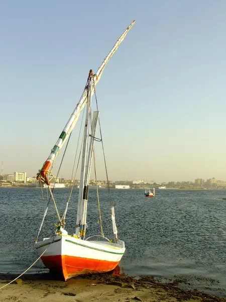 Dengan enggan perahu di tepi sungai Nil — Stok Foto