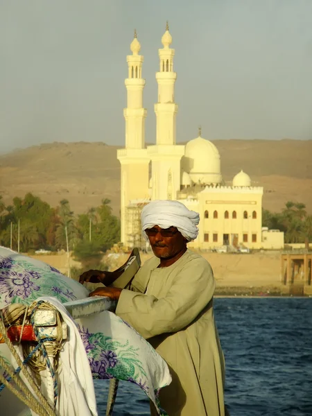 Captain getting his felucca boat ready — Stock Photo, Image