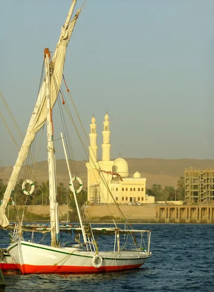 Feloek boten op de oever van de Nijl — Stockfoto