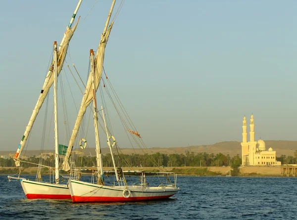 Felucca båtar på Nilen flodbank — Stockfoto