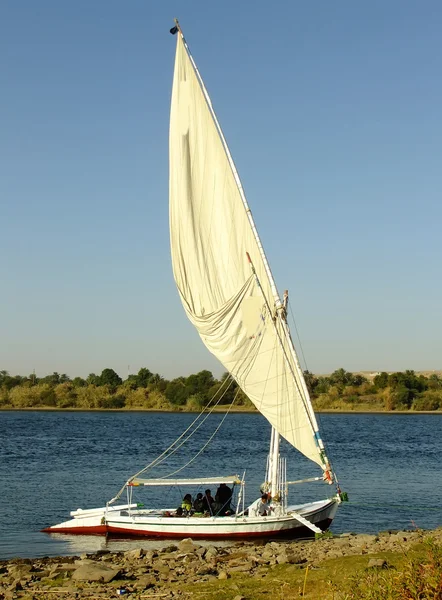 Felucca boot op de oever van de Nijl — Stockfoto